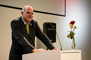 Prorektor Prof. Dr. Nils Högsdal gratulierte den Absolventinnen und Absolventen im Namen der Hochschulleitung