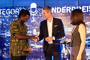 Prof. Ingo Zamperoni zeichnet die Gewinnerinnen und Gewinner aus (Fotos: HdM Stuttgart / Julian Ullrich)