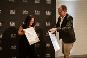 Marina Banti erhält den Sozialpreis des Wintersemester 2024/2025 von Prof. Dr. Mathias Hinkelmann