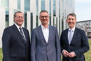 Prof. Dr. Alexander W. Roos, Prof. Andreas Bieswanger und Prof. Dr. Boris Alexander Kühnle (von links, Foto: HdM Stuttgart / Felicia Glas)
