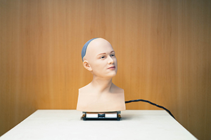Roboterkopf "Kim" soll Besucherinnen und Besuchern bei ihren Fragestellungen helfen (Foto: HdM Stuttgart/Laura Poluschkin)