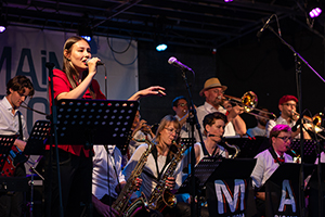 Auf der Bühne spielte unter anderem die HdM Big Band Majam