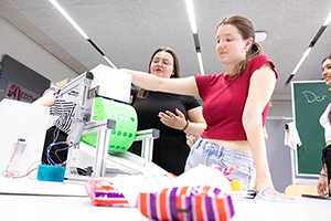 Studentinnen der Verpackungstechnik stellten einen Prototypen zum Dosieren von Schokolinsen vor