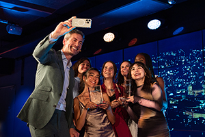 Ein Moment voller Stolz - die Gewinner:innen des Stuttgarter Moderationspreises 2025 (Foto: HdM Stuttgart / Felicia Glas)