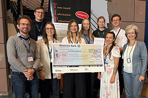 Prof. Dr. Tobias Seidl, Michael Ruf, Nina-Marie Ziemann, Laura Zerrer, Monique Müller, Katrin Uebelgünn, Sandra Kovac, Patryk Gadziomski und Prof. Cornelia Vonhof (von links nach rechts, Foto: Kathrin Schlör)