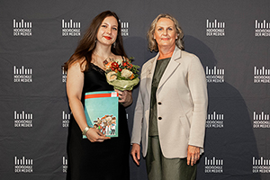 Preisträgerin Yelyzaveta Kozinets (links) und Laudatorin Prof. Dr. Katrin Hassenstein (Foto: HdM Stuttgart / Ullrich)