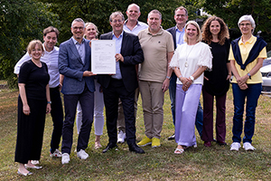 Der Hochschulrat und das Rektorat freuen sich über die Baugenehmigung: Sandra Schönrade, Prof. Dr. Bernhard Dusch, Prof. Andreas Bieswanger, Prof. Dr. Katrin Hassenstein, Prof. Dr. Alexander W. Roos, Prof. Dr. Nils Hoegsdal, Prof. Dr. Mathias Hinkelmann, Prof. Dr. Simon Wiest, Nicole Kuhn, Prof. Dr. Vera Spillner und Prof. Dr. Bettina Schwarzer (von links)