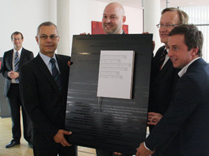 HdM-Rektor Prof. Dr. Alexander W. Roos, Holger, Schaible, Stellv. Oberbürgermeister der Stadt Geislingen, Benjamin Decker, Leiter der Stadtbücherei, Regierungspräsident Johannes Schmalzl und Sascha Binder (MdL) HdM-Rektor Prof. Dr. Alexander W. Roos, Holger, Schaible, Stellv. Oberbürgermeister der Stadt Geislingen, Benjamin Decker, Leiter der Stadtbücherei, Regierungspräsident Johannes Schmalzl und Sascha Binder (MdL)