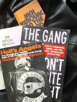 Hell's Angels on the road, betwixt and between: Literatur über die Motorradgang und anverwandte Sujets (Foto: Oliver Zöllner) Hell's Angels on the road, betwixt and between: Literatur über die Motorradgang und anverwandte Sujets (Foto: Oliver Zöllner)