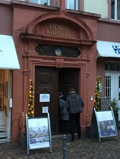 Tagungsort war die mittelalterliche, innen allerdings modern ausgebaute Ulner Kapelle im Herzen der Altstadt von Weinheim (Foto: Oliver Zöllner).