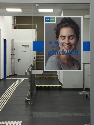 'Bildung macht glücklich' verspricht ein Plakat der VHS Mülheim in ihrem Foyer. Aristoteles hätte das sicher ganz ähnlich formuliert (Foto: Oliver Zöllner).