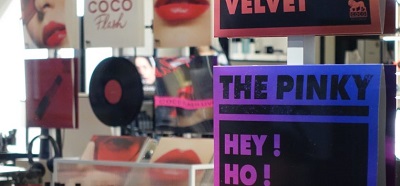 Ceci n'est pas un magasin de disques. Aber der Glanz der Schallplatten im Kosmetikladen strahlt auch auf die Lippenstifte aus. Sofort möchte man sich für Instagram ablichten (Chanel Beauté Boutique, Berlin 2020. Foto: Holger Lund).