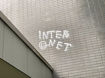 Eine vielleicht etwas knapp geratene Zusammenfassung des Vortrags als Graffiti an der Alten Universitätsbibliothek Gießen, dem Ort des Geschehens. Der Vortragende hat mit dieser Sachbeschädigung allerdings nichts zu tun (Foto: Oliver Zöllner). Eine vielleicht etwas knapp geratene Zusammenfassung des Vortrags als Graffiti an der Alten Universitätsbibliothek Gießen, dem Ort des Geschehens. Der Vortragende hat mit dieser Sachbeschädigung allerdings nichts zu tun (Foto: Oliver Zöllner).