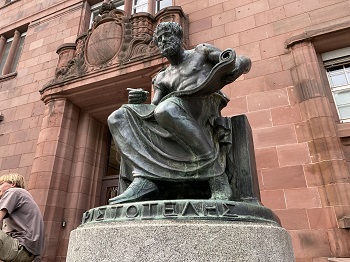 Hier wird nachgedacht. Aristoteles (M.) vor der Albrecht-Ludwigs-Universität Freiburg. Die Jugend (li.), ach, sie wendet sich ab (Foto: Oliver Zöllner). Hier wird nachgedacht. Aristoteles (M.) vor der Albrecht-Ludwigs-Universität Freiburg. Die Jugend (li.), ach, sie wendet sich ab (Foto: Oliver Zöllner).