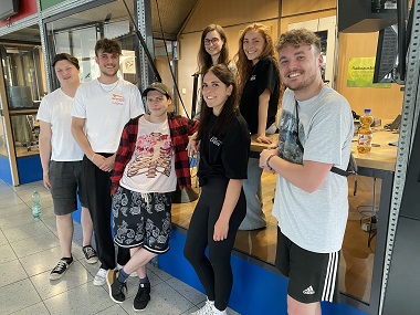 Das Ludwig-Fels-Feature wurde produziert von Walter Vorderwinkler, Jarno Fischer, Lukas Pfeiffer, Svenja Lutz, Nathalie Stritzelberger, Viola Schwaiger und Vincent Paul Brecht (v.l.n.r.; Foto: Oliver Zöllner). Das Ludwig-Fels-Feature wurde produziert von Walter Vorderwinkler, Jarno Fischer, Lukas Pfeiffer, Svenja Lutz, Nathalie Stritzelberger, Viola Schwaiger und Vincent Paul Brecht (v.l.n.r.; Foto: Oliver Zöllner).
