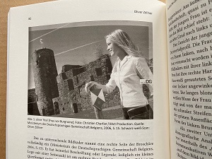 Die von der Sonne beschienene Frau (Zukunft!) vor einer düsteren Burgruine (Vergangenheit!) fängt die konfliktbeladene Identität der deutschsprachigen Belgier ein, so Oliver Zöllner in seiner dokumentarischen Analyse des PR-Fotos aus einer Selbstdarstellungsbroschüre der Deutschsprachigen Gemeinschaft Belgiens.