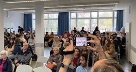 Die Beteiligung der Schülerinnen und Schüler des Hardtberg-Gymnasiums war großartig. Auch die Bonner Bürgerschaft beteiligte sich rege (Foto: Oliver Zöllner). Die Beteiligung der Schülerinnen und Schüler des Hardtberg-Gymnasiums war großartig. Auch die Bonner Bürgerschaft beteiligte sich rege (Foto: Oliver Zöllner).