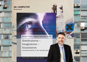 Zöllners Beitrag ist erschienen in: Michael Fischer und Markus Tauschek (Hrsg.): Konstruieren – Imaginieren – Inszenieren. Zukunftsentwürfe in der Populärkultur (= Populäre Kultur und Musik, Bd. 42). Münster, New York: Waxmann, S. 237-260 (Bildcollage: Oliver Zöllner). Zöllners Beitrag ist erschienen in: Michael Fischer und Markus Tauschek (Hrsg.): Konstruieren – Imaginieren – Inszenieren. Zukunftsentwürfe in der Populärkultur (= Populäre Kultur und Musik, Bd. 42). Münster, New York: Waxmann, S. 237-260 (Bildcollage: Oliver Zöllner).
