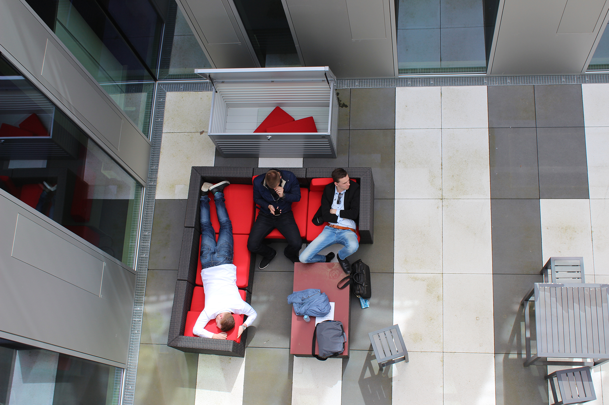 Studierende ruhen sich im Innenhof der Hochschule der Medien aus.