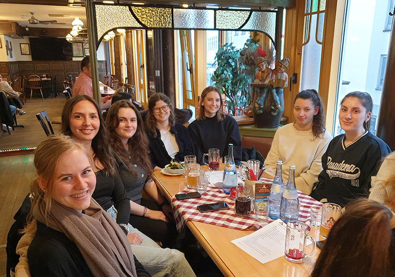 Studierende beim Networking in einem Restaurant in Stuttgart