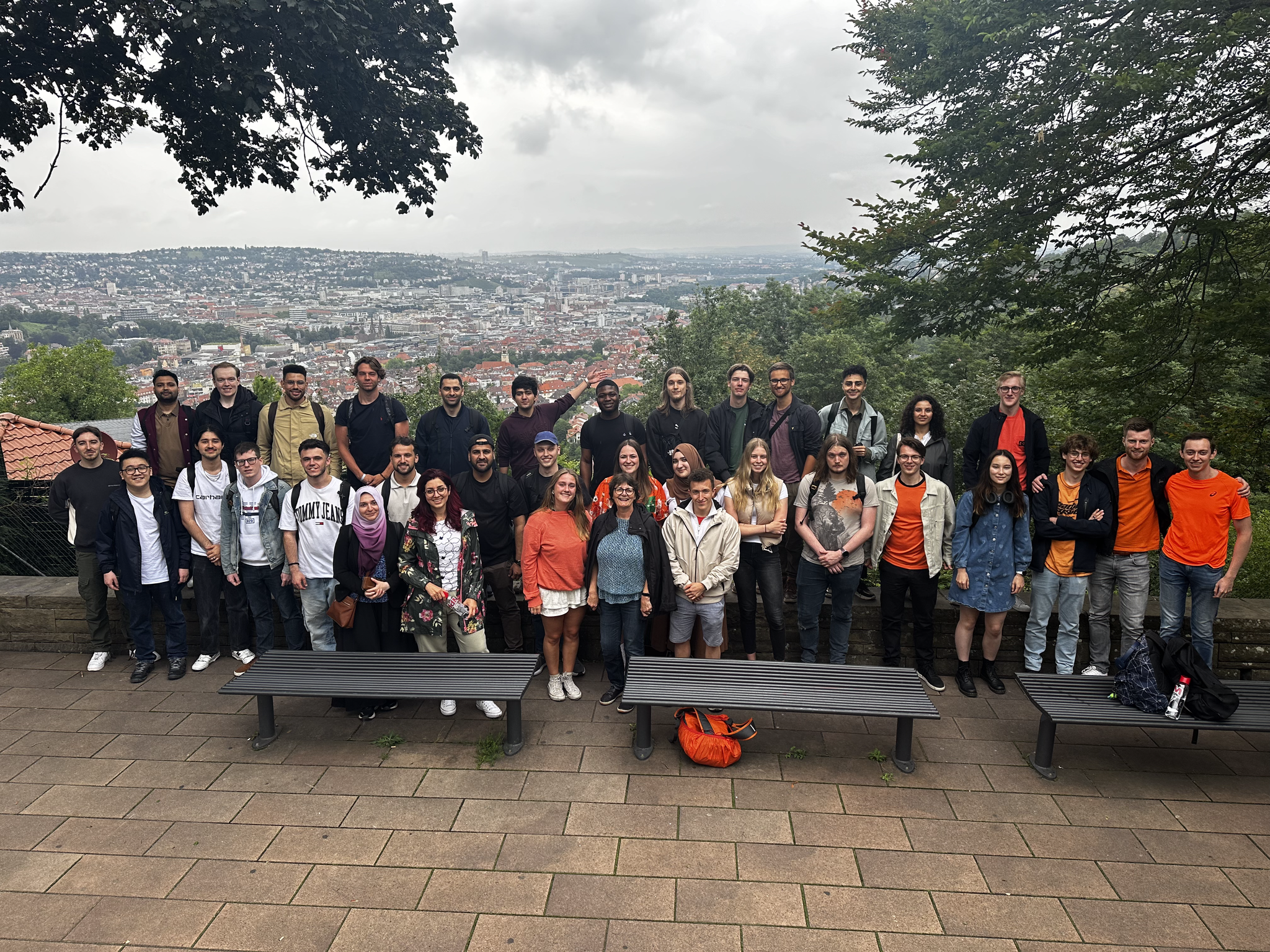 Studierende auf dem Santiago-de-Chile-Platz in Stuttgart