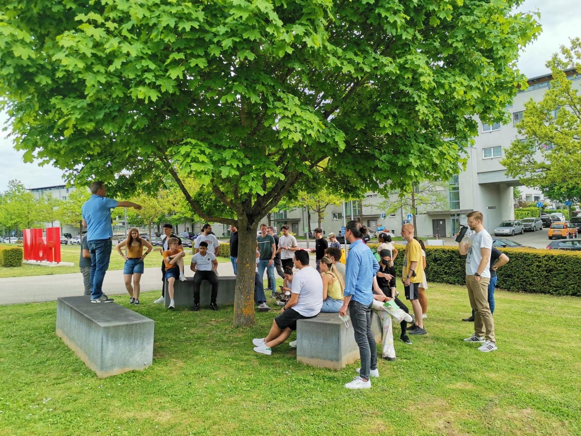 Gruppenarbeit der teilnehmenden Studierenden auf dem HdM Campus